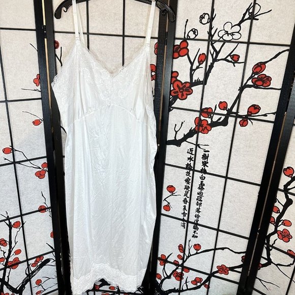 VELROSE PLUS SIZE WHITE SATINY SLIPPERY NYLON FULL SLIP Wide Lace Sz 50 New - Picture 2 of 6